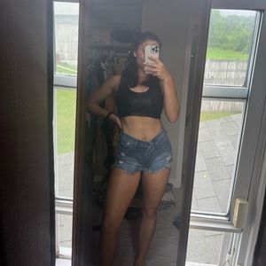 Medium -> Light washed jean shorts